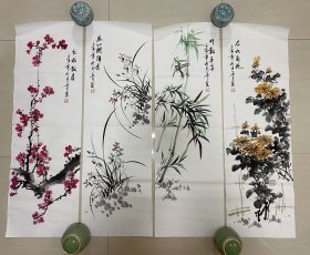 梅兰竹菊，放大漏，四条屏，写意画法，真人真迹纯手绘作品，广西省美协毛华兮老师的原创大作，本人承诺假一赔十，支持第三方鉴定。老师的创作很有意境，看整体构图，画的很灵动，惟妙惟肖。                                                                      尺寸：1.08米×35公分的，家里客厅，卧室，书房，中堂，餐厅，玄关都可悬挂！