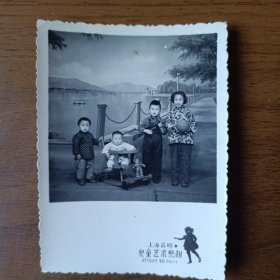 五十年代四个儿童合影照片（上海英明儿童艺术照相馆）