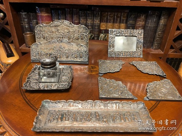 精品，英国19世纪古董书房铜镀银文具9件套，最大尺寸笔架长25 ，书报夹高14 ，墨水瓶托盘宽13，总重4.5斤。高浮雕工艺，众多人物刻画精巧，细节非常丰富。包浆浑厚，品相完美，带像框角原装钉，英伦风书房重器。