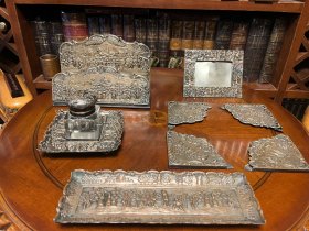 精品，英国19世纪古董书房铜镀银文具9件套，最大尺寸笔架长25 ，书报夹高14 ，墨水瓶托盘宽13，总重4.5斤。高浮雕工艺，众多人物刻画精巧，细节非常丰富。包浆浑厚，品相完美，带像框角原装钉，英伦风书房重器。