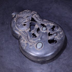 旧藏：名家款端石雕“有凤来仪”葫芦形盖砚。 规格：长20厘米、宽13.6厘米、高4.8厘米，重1688克