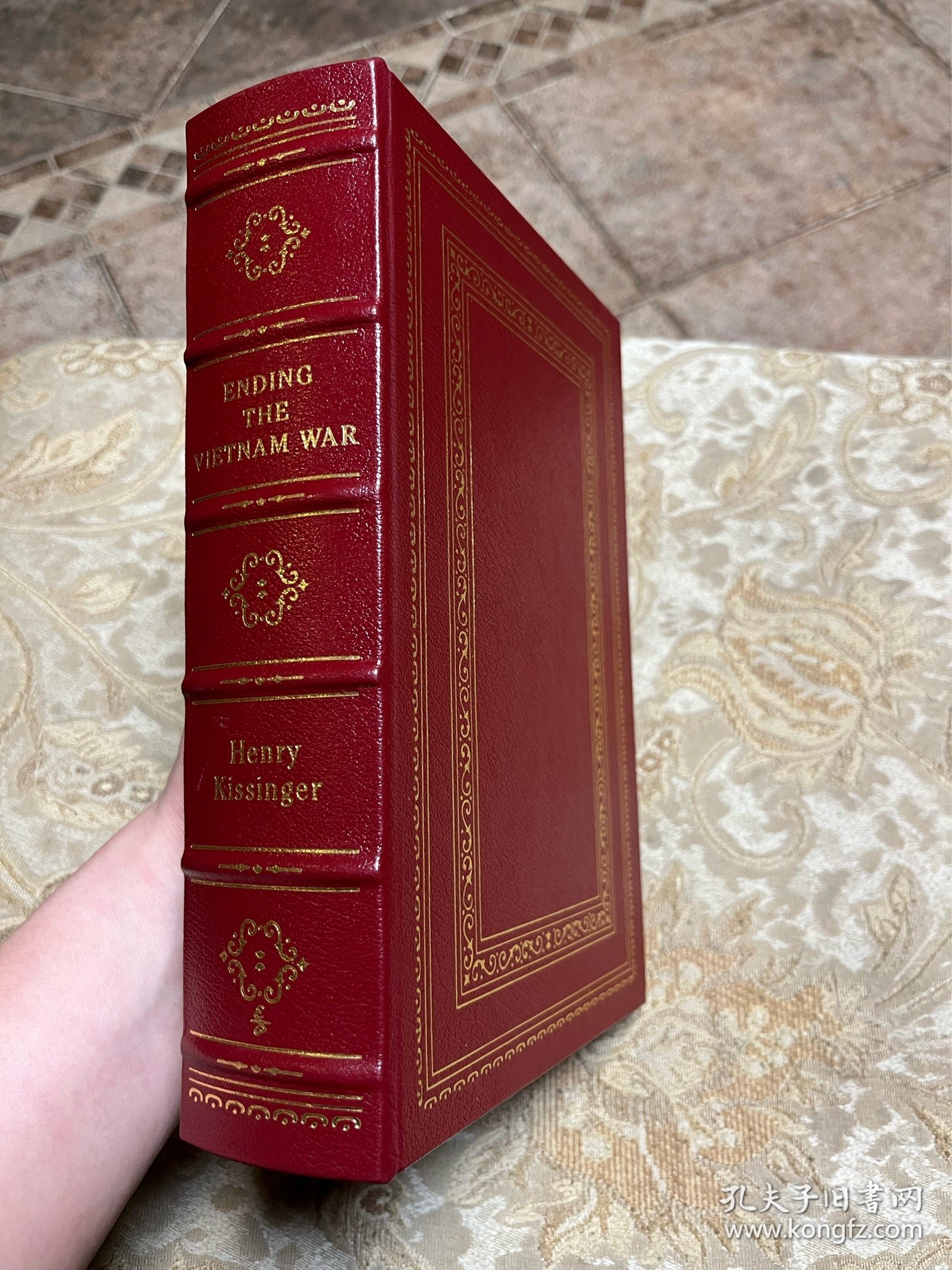 《越战回忆录》Ending The Vietnam War，中国人民的老朋友，美国前国务卿基辛格博士亲笔签名，Easton出版社真皮限量收藏版，签名专用本。

这本书详细记录了基辛格在越南战争期间担任国家安全顾问的经历和看法，对这场冲突的分析、评估以及其对全球政治格局的影响等方面提供了许多深入的见解。