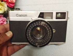 佳能Canonet旁轴35mm初代七剑50mm f1.9古董相机1961。 Canonet 初代机发布于1961年，当年上市价18,800日元，具资料显示，Canonet 在东京上市后，所有存机在两个小时内就被抢购一空！相机成色还不错，镜头通透，目测无霉无雾，就当摆件出售。长14厘米，宽8.5厘米，高7厘米。