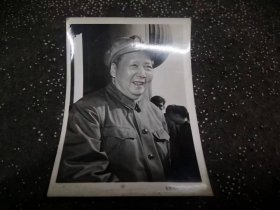 老的毛主席照片（北京东风）～六十年代在天安门城楼上，品相如图，完好，十分怀旧。