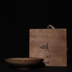 旧藏宋代哥窑米黄釉葵口盘高4cm宽18.5cm