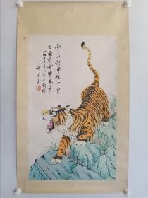 保真书画，我国画虎名家，曹环义1973年**期间国画《云飞剑舞行千里》一幅，画心尺寸82×50cm。曹环义，号啸堂主，1945年生于河北省高阳县，著名画家，中国墨虎创始人，中国 文联一级画师；曾为人民大会堂、中南海和钓鱼台国宾馆作画。个人作品《母子图》、《百虎图》、《母子说教图》等。