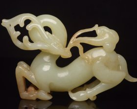 精品收藏，传世玉器，和田玉鹿 规格: 10×6.9×2.2厘米，重 138克。 玉质温润细腻，沁色自然，刀功老道，皮壳包浆一流，雕刻生动，线条流畅，品相完美！