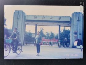 老照片：浙江大学校门门前照片。95.10.26
