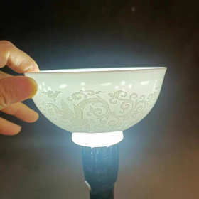 明甜白釉薄胎龙凤纹碗