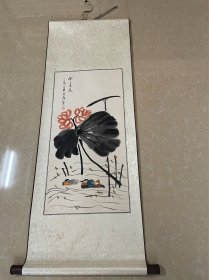 赵自清写意荷花：合合美美。画芯67×33.5cm。卷轴展开119×44cm。

赵自清：当代著名书法家。1969年9月出生，北京燕山人，大学学历。北京颐和园书画院院长、当代著名国礼书法大家、中国书法家协会会员、中国楹联学会会员、