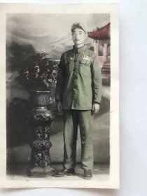 中国人民志愿军（戴胸标，绿军装，四枚徽章，54年全身照，手工上彩）