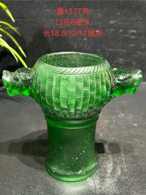 兽耳高脚竹节琉璃樽一只。