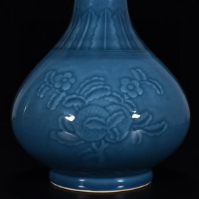 瓷器 清乾隆霁蓝釉刻花果纹玉壶春瓶（回流瓷） 高21厘米 宽17厘米