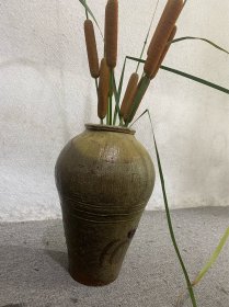 清代青黄釉弦纹陶罐 品如图有锔铁 高度40厘米 腹宽23厘米 底部宽11厘米 鼓腹缩足 胎足老道