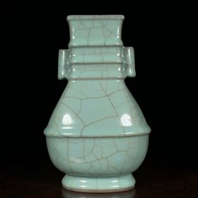 官窑贯耳尊，高22.5直径14cm