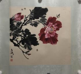 王雪涛《花蝶图》河北成安人，原名庭钧，字晓封，号迟园，师从齐白石。中国现代著名小写意花鸟画家，对我国小写意花鸟绘画做出了突出贡献。他注重写生，尤善于描绘大自然中的小生命，如蝴蝶、螳螂、蝈蝈、天牛、青蛙、蜻蜓、马蜂等，栩栩如生，引人喜爱。