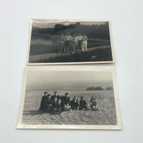 著名小提琴演奏家、中央乐团小提琴首席杨秉荪（1929-2017），同著名小提琴教育家陈继续（1934-2020）、王振山（1935-）等，五十年代在匈牙利李斯特音乐学院学习期间，出游照片一组两枚（背面有杨秉荪题字。巫漪丽旧藏）