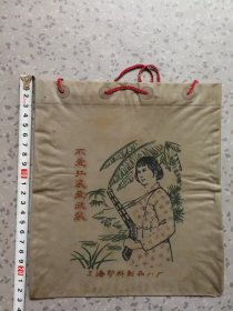 怀旧老物件上海塑料制品厂。女民兵站岗放哨图。不爱红装爱武装。塑料手提袋子。永久包老保真怀旧少见品种