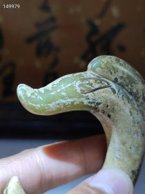 红\山文化玉龙C型龙玉猪龙，红山玉龙号称中华祖龙，华夏第一龙，是五千年前新石器晚期文明的代表，高古图腾，礼器。 规格: 高8.0*粗1.8cm，76g