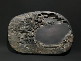 旧藏老坑端砚 湖光山色，石料上乘，器形自然古朴，质地幼嫩，砚面天然石皮巧做山石，饰以树木草舍、拱桥溪流，景色幽雅，工艺精湛，砚堂有珍贵石品玫瑰紫、金线等，砚背铭文劲挺，包浆浑厚，款：（陈）曼生。收藏赏用珍品。 尺寸：23/16/4.5cm。重2.2公斤。