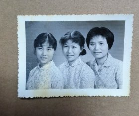 黑白老照片一张 美女三人合照