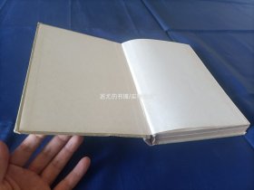 1980年《殷虚妇好墓》精装全1册，16开本，版权页书名是《殷墟妇好墓》，文物出版社一版一印，无写划印章水迹。硬面边缘和书角有磕损磨损，整体品相较差，外观如图所示实物拍照。