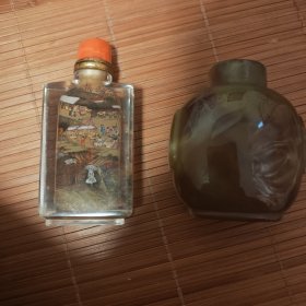 两个鼻烟壶合售放漏出一个大玛瑙一个内画瓶