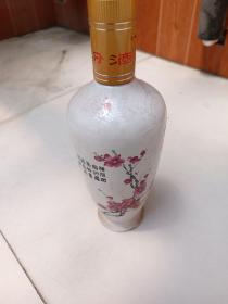 汾酒手绘梅花瓷酒瓶，瓶底有编号