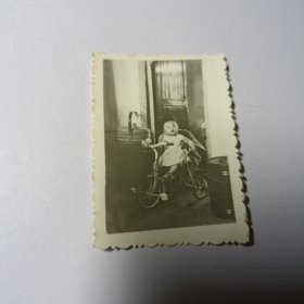 老照片–小男孩坐在玩具三轮车上留影（1）
