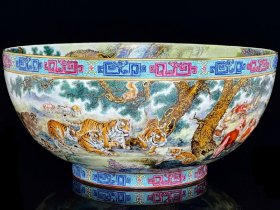 乾隆年制款 蓝地凤尾草地螭龙雕刻图案边 百兽图 十全十美大碗