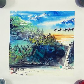 彩墨山水，泼彩山水画，春山行旅，西域寻梦，很有意境，写意画法，皴法点染，真人真迹纯手绘作品，假一赔万，终身保真，甘肃省美协会员焦若松老师的原创大作，实际画的比照片拍出来要漂亮的多，笔法苍劲有力，浓淡干湿焦，行云流水，构图色彩非常漂亮。尺寸60×60公分，小四尺斗方的，家里客厅，沙发背景墙，玄关，书房，茶室，办公室都可悬挂，闭眼入的一副佳作。
