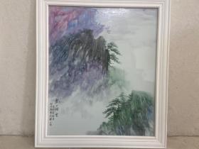 【终身保真陶瓷】邱明政，40X50cm瓷板画
外框尺寸60X70cm，有证书
         邱明政，江西省高级工艺美术师，女陶艺家，景德镇青花类非遗传承人。出生于景德镇。早年跟随著名陶瓷美木家王云泉学习粉彩山水，后又拜当代青花工艺大师陆履俊为师，学习并研究青花艺术，并自成风格。近年先后到中国美术学院和北京冰雪山水画创始人于志学先生画院学习国画艺术，在创作绘画路上，已经走过四十多年的春夏秋冬。