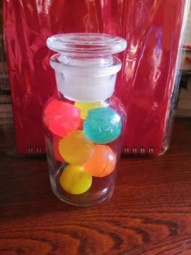 老的玩具弹力球，品相如图，完好，保老，弹力球直径2厘米，一瓶40元（瓶子和弹力球一起），单要10元三个，可以玩，也可以做装饰，十分怀旧。