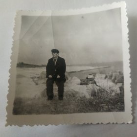 1984年6月，1位老人在疗养院太湖滩头留影照片
