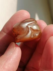 清代老玛瑙兔子挂件，有贯穿孔适合佩戴把玩，皮壳包浆浑厚一眼开门老货，尺寸24.7x12.7x17.1形象生动动感十足！