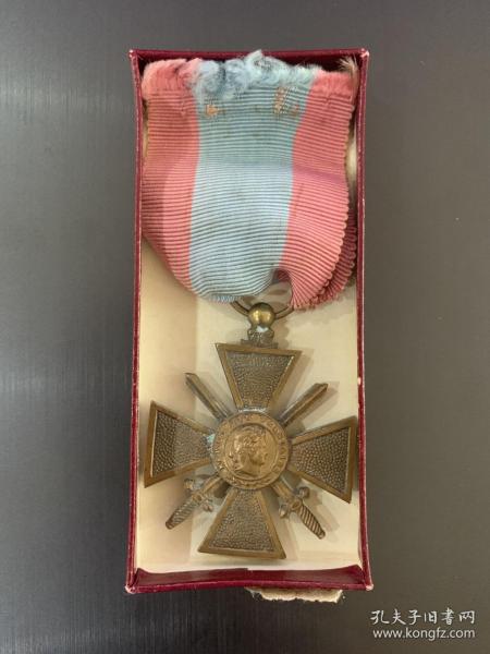 法国战争十字奖章，海外行动版，看盒上信息应该是1964年颁发的，带原盒。授予在法国本土以外直接参加战斗的人员。