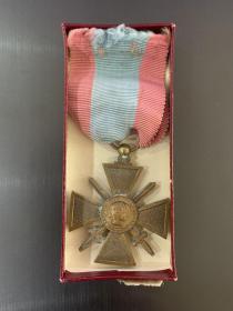 法国战争十字奖章，海外行动版，看盒上信息应该是1964年颁发的，带原盒。授予在法国本土以外直接参加战斗的人员。