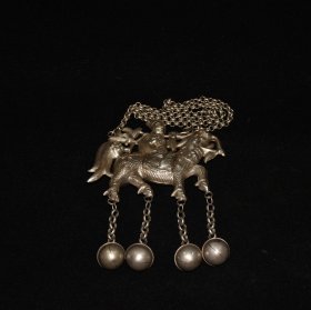 白铜麒麟送子铃铛项链锁，尺寸：直径10.5厘米 高15.5厘米 总长40厘米 重140克
