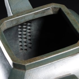 四方平角紫砂壶款识:李昌鸿 当代名家高 12×14.8cm