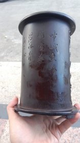 人物诗文竹雕笔筒（高20.5直径14.5Cm）