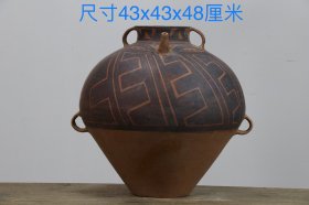 马家窑彩陶双耳瓶，做工精致，器型丰富多姿，装饰方法多样综合，纹饰为圆点与螺旋纹的运用产生的旋动感，具有丰富的内涵和寓意