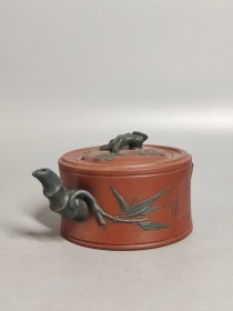 以前下乡收来的，《宜兴，蜀山陶業生产合社，汪寳根製》底款，刻绘老紫砂壶一把，出水流畅，断水利落，保存完整