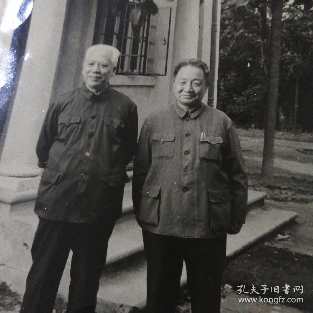 武汉水运工程学院院长张德甫与姚雪垠同志东湖合影（张德甫， 辅仁大学肄业。1936年加入中国共产党。曾任晋冀鲁豫边区政府编委会副主任、华北人民政府教育部编委会主任，建国后，历任上海航务学院院务委员会副主任，大连海运学院副院长，武汉水运工程学院副院长、院长。长期从事高等海运水运学院教育工作，重视人才、教材、器材的建设。）