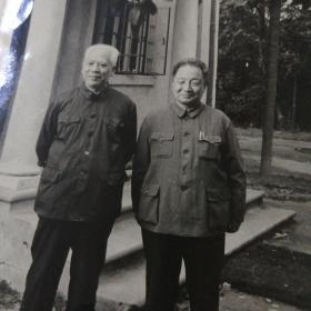 武汉水运工程学院院长张德甫与姚雪垠同志东湖合影（张德甫， 辅仁大学肄业。1936年加入中国共产党。曾任晋冀鲁豫边区政府编委会副主任、华北人民政府教育部编委会主任，建国后，历任上海航务学院院务委员会副主任，大连海运学院副院长，武汉水运工程学院副院长、院长。长期从事高等海运水运学院教育工作，重视人才、教材、器材的建设。）