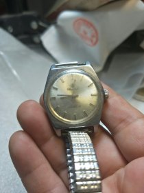 老春兰手表，丹东市手表四厂生产的！时间久了没保养，时不时还能走走！只当配件卖，喜欢拍走！