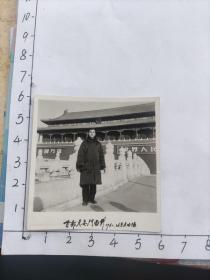 李兆麟相册:1961年解放军守群帅哥北京天安门照片(亲爱的毓英(李兆麟老公？):真诚的友谊永远发光，十年时间考验了我们的忠诚，生活检验了我们的金身，忠诚的心将随着我们的年岁永远坚强，)(字迹漂亮)