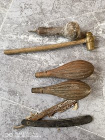 一共是5件。怀旧老物件，小铜锤子。锥子，剃刀，二胡手柄手把。包老保真特价处理。这个二胡手把挺好，不知道什么木质的。