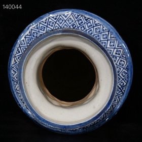 大明嘉靖青花留白雕刻龙纹瓶