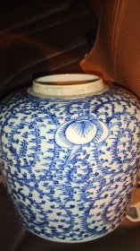 清乾隆青花缠枝平肩大药罐。器形罕见。发色极亮丽。底有一处鸡瓜。上全品。