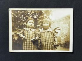 ●怀旧民国老照片《乖乖双胞胎》【9X6公分】！